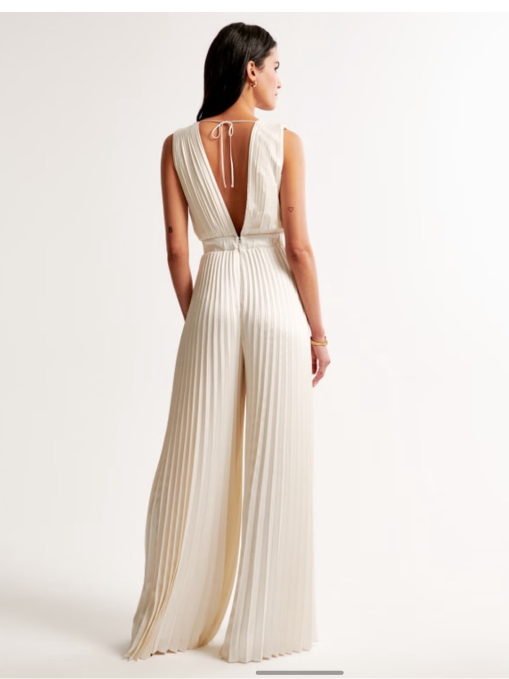 Abercrombie & Fitch Pleated V-Neck Wide-Leg Jumpsuit in Cream - Picture 2 of 3